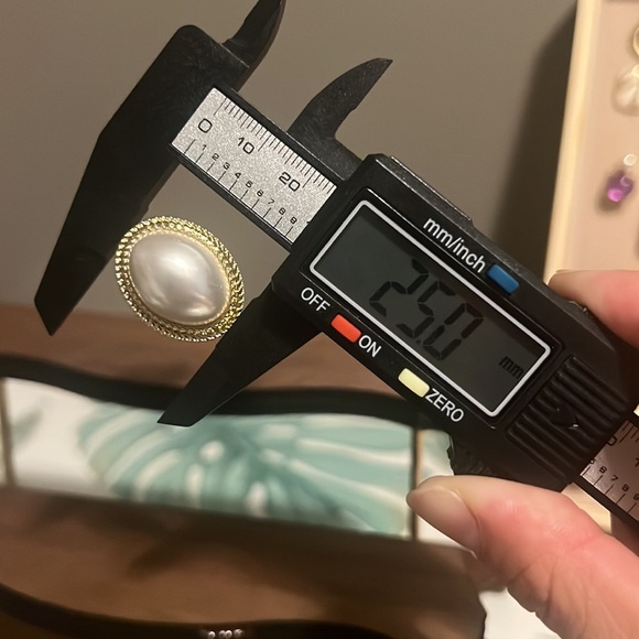 Hepburn-Inspired Vintage Pearl Earrings - Picture 6 of 7